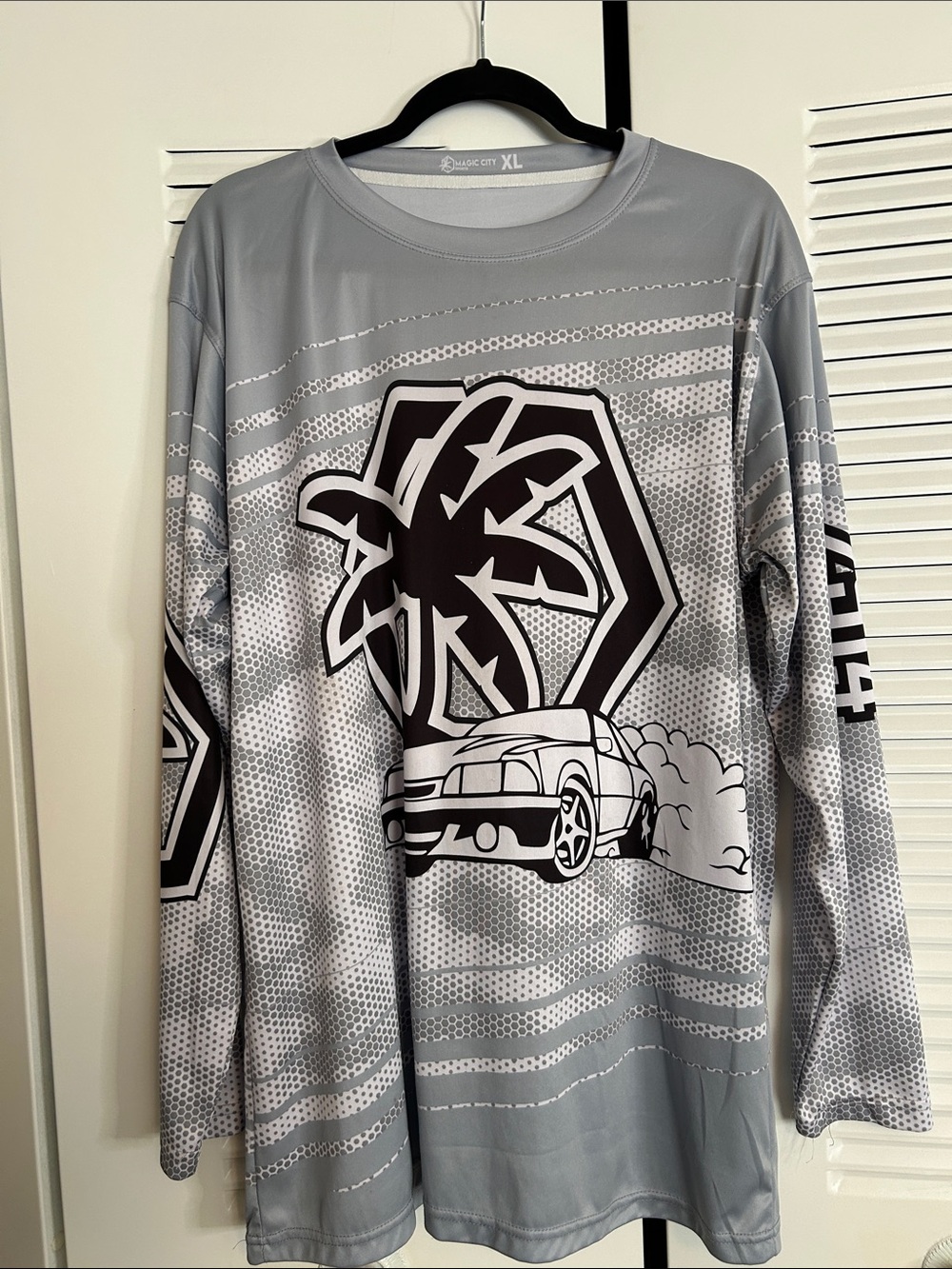 Men's Gray Long-Sleeve Graphic Tee with Palm & Car Motif